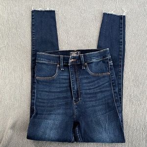 EUC A&F ultra high rise Jean leggings! Size 27/4 ❤️